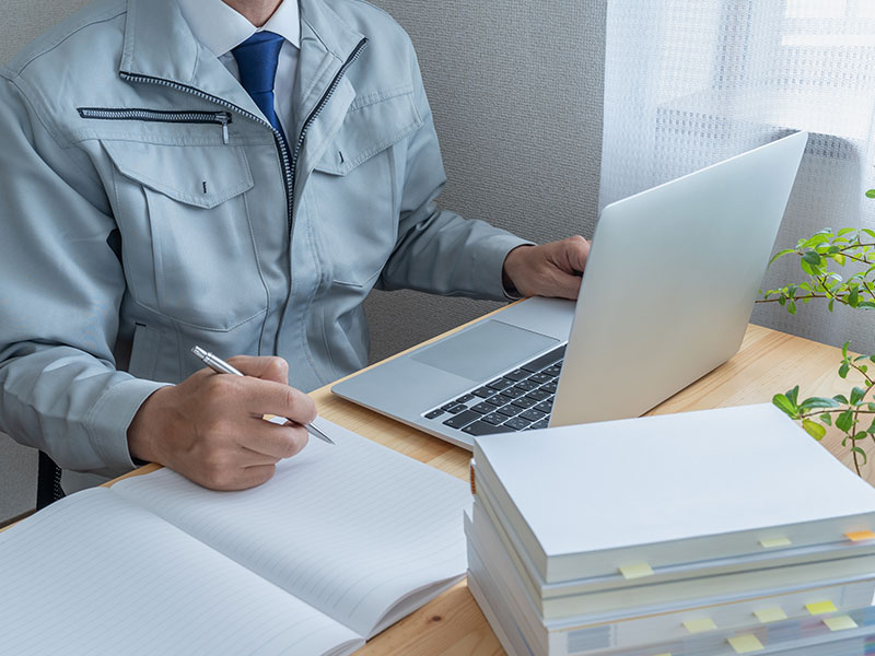 技術者が打ち合わせをしている様子の画像