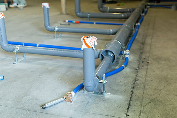 屋外の排水管工事