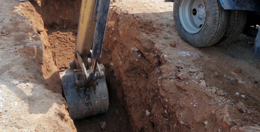 重機による掘削作業