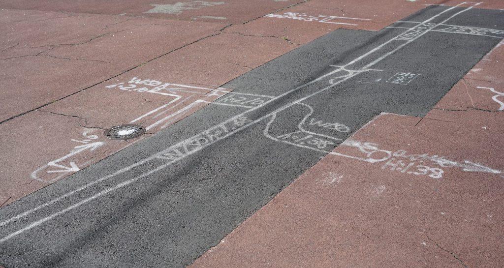 道路に施工位置を示すマーキング