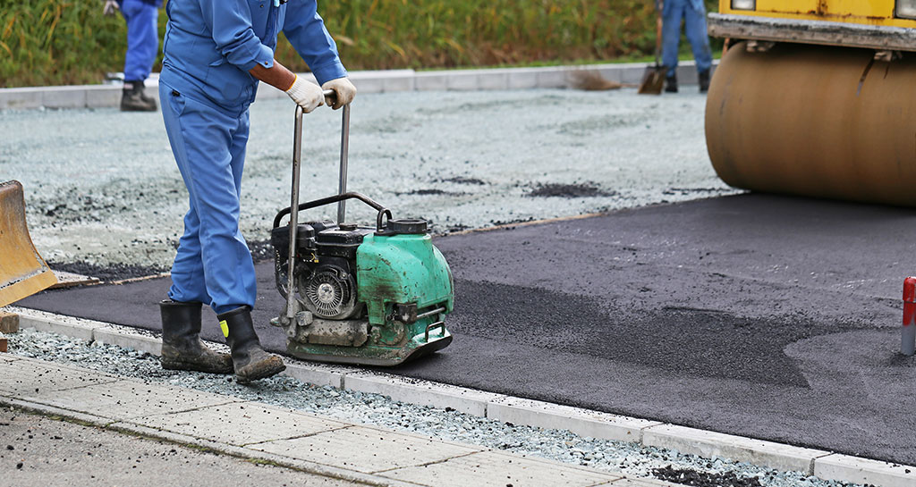 埋め戻しと転圧作業