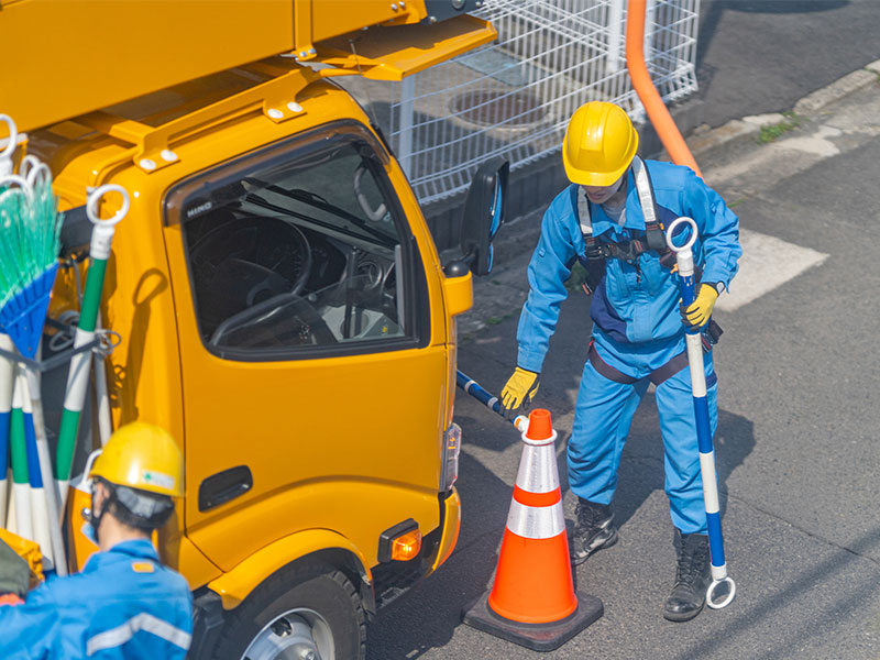 安全ヘルメットを着用し、丁寧に作業する従業員